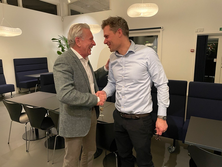 Keld Bækkelund, forbundssekretær i Dansk Metal, og Troels Blicher Danielsen, adm. direktør i TEKNIQ Arbejdsgiverne, lykønsker hinanden med aftalen.