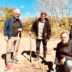 Ved indvielsen af den nye skov ved Åkirkeby deltog fra højre direktør i Rønne Havn, Lars Nordahl Lemvigh, viceborgmester i Bornholms Regionskommune, Morten Riis og Lars Heiselberg Vang, formand for Growing Trees Network