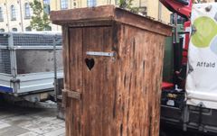 På Assens Forsynings stand ved Assens for fulde Sejl fortæller selskabet om affald og spildevand i 1800-tallet. Det er blandt andet muligt at høre om natmanden og se et gammeldags lokum (Foto: Assens Forsyning A/S).