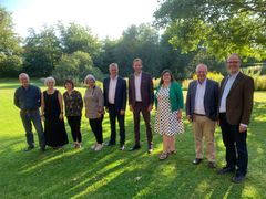 Billedtekst: Aftaleparterne bag budgetaftalen. Fra venstre mod højre er det:
Bruno Jerup, Enhedslisten; Anne Møller Ronex, Radikale Venstre; Tina Boel, Socialistisk Folkeparti; Kirsten Devantier, Venstre; Jacob Jensen, Venstre; Regionsrådsformand Heino Knudsen; Gitte Simoni, Dansk Folkeparti; Jan Hendeliowitz, Socialdemokratiet og Christian Wedell-Neergaard, Det Konservative Folkeparti.