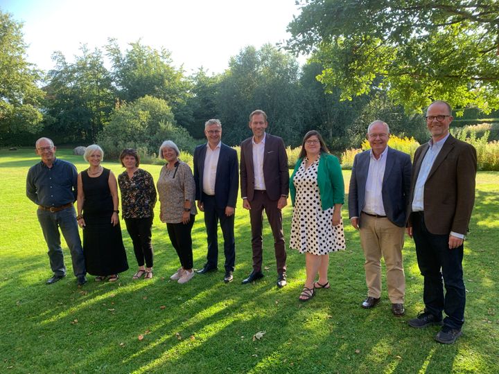 Billedtekst: Aftaleparterne bag budgetaftalen. Fra venstre mod højre er det:
Bruno Jerup, Enhedslisten; Anne Møller Ronex, Radikale Venstre; Tina Boel, Socialistisk Folkeparti; Kirsten Devantier, Venstre; Jacob Jensen, Venstre; Regionsrådsformand Heino Knudsen; Gitte Simoni, Dansk Folkeparti; Jan Hendeliowitz, Socialdemokratiet og Christian Wedell-Neergaard, Det Konservative Folkeparti.