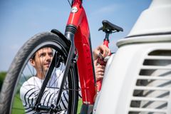 Hver femte dansker overvejer at sætte strøm på cykelferien. PR-foto: Gazelle.