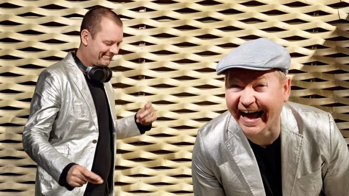 Radioværterne Henrik Milling og Nicolai Molbech står i spidsen for et festfyrværkeri af en disco-glimrende musikalsk historielektion ud i Earth, Wind & Fire.
