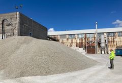 Fabrikschef hos Reiling Glasrecycling på Næstved Havn, Jesper Blicher-Nordkvist, kigger her på bunken af glas, der skal fragtes til genanvendelse hos Ardagh Glass Holmegaard, som årligt producerer cirka 800 millioner glas og flasker. Fotos: Team Affald, Næstved Kommune