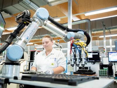 Robotiserad paketering med korta cykeltider: Hur en UR5-cobot paketerar två miljoner mönsterkort per år