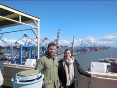Kandidatstuderende Jonas Tonndorff og Lotte Bronswijk fra Integrated Food Studies på AAU ombord på Mærsk Lamanai