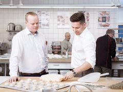 Iværksætterne Anders Høy t.v. og Steffen Bagge har tiltrukket investorer, udvidet i nye lokaler og går nu efter at revolutionere måden, hotel- og restaurationsbranchen sørger for lækkert kvalitetsbrød til gæsterne på. PR.-foto: Christina Lykke.