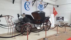I udstillingen er der mulighed for at se den vogn, som blev brugt ved Genforeningen i 1920 – og ved genforeningsjubilæet den 13. juni i år.