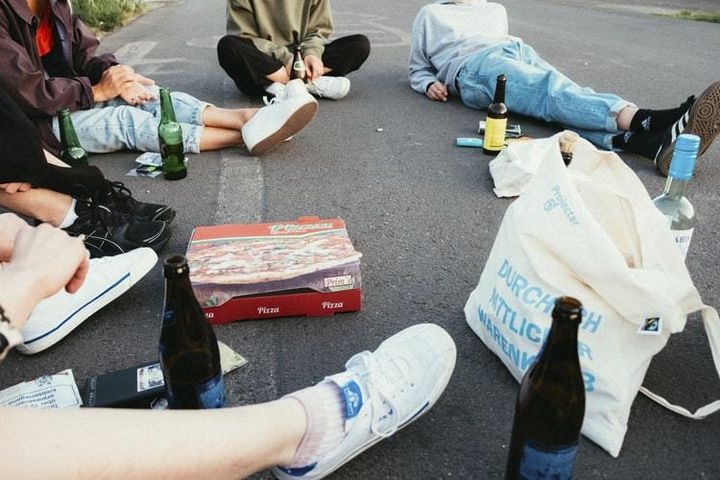 Et flertal af danskerne mener ikke, at unge under 18 år bør kunne købe alkohol. Foto: Unsplash.com