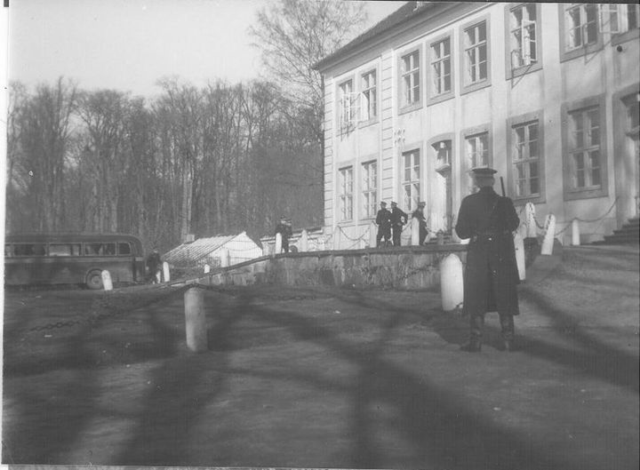 Krogerup fungerede som skole for kystpolitiet under Besættelsen. Billedet her er fra begyndelsen af 1944 før politiet blev arresteret af tyskerne den 19. september 1944.