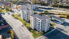 Dansk Boligbyg afleverer hvert år i op mod 2.000 nye boliger i hele landet. I 2021/22 bl.a. Brunder Tårnhuse– 116 nye boliger i centrum af Brønderslev.