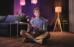 Med Smart Home-belysning kan du skabe den helt rette stemning i hjemmet med fjernbetjening, Lidl Home-appen eller Google Assistent, hvor du let kan styre lysstyrke og eventuel lysfarve. Foto: Lidl PR.