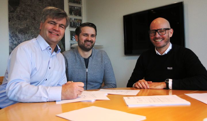 Kontrakten blev underskrevet på borgmesterens kontor. Fra venstre ses borgmester Thomas Lykke Pedersen, formand for Nivå Gymnastikforening, Anders Prendergast, og regionsdirektør for BASE Erhverv, Rasmus Mørk Heiberg.