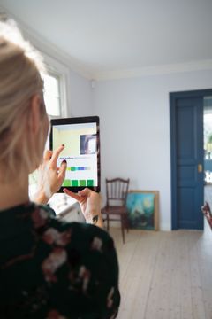 Den nye app Nordsjö Visualizer gør det nemmere at ramme den helt rigtige farve, når væggene skal males. Foto: PR.