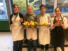 Æbler på skoleskemaet. Her er det fire elever fra Lærkeskolen i Stenløse.