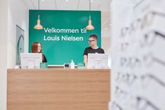 Louis Nielsen er for første gang kåret som Danmarks bedste arbejdsplads for unge under 25 år. I de 78 butikker i hele landet kan du møde unge salgselever, optikstuderende og færdigguddannede optikerassistener og optikere. Foto: Morten Degn
