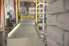 The idea for a new pallet loader was born in February 2020, that is, just prior to the outbreak of the coronavirus epidemic in Scandinavia, but DAN Palletiser and GELITA nevertheless managed to overcome obstacles and avoid project delays. Now the Danish-developed pallet loader loads an average of 35 tonnes of gelatine bags on pallets every day.