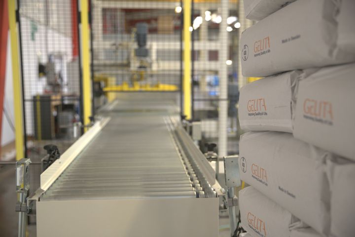 The idea for a new pallet loader was born in February 2020, that is, just prior to the outbreak of the coronavirus epidemic in Scandinavia, but DAN Palletiser and GELITA nevertheless managed to overcome obstacles and avoid project delays. Now the Danish-developed pallet loader loads an average of 35 tonnes of gelatine bags on pallets every day.