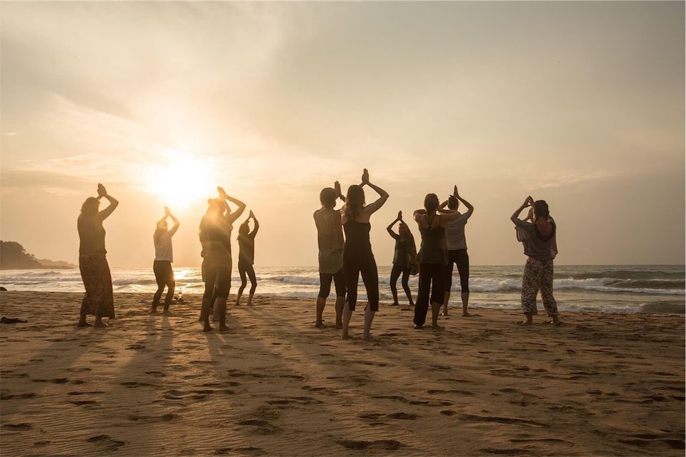 morgenyoga-pa-stranden