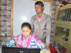 En pige med handicap er i gang med at lære at bruge en computer. Læring giver fremtidsperspektiver og er også vigtigt for børn med handicap.