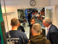 Et af de mest kendte tiltag i Lynghuset er cykelværkstedet Pedal-Artisten, hvor Ursula viste Astrid Krag rundt.