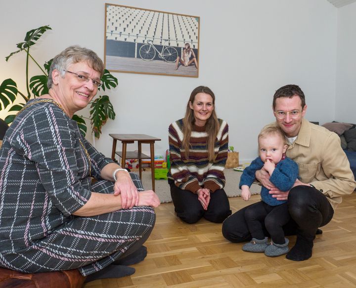 Gladsaxes borgmester Trine Græse besøgte jubilæumsfamilien, som netop er flyttet fra Københavns nordvestkvarter til et rækkehus på Mosevej i Søborg tæt på Utterslev Mose. Foto: Kaj Bonne