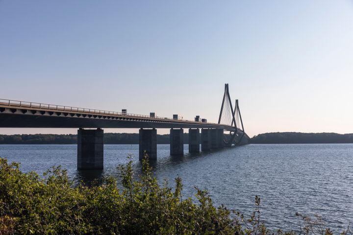 Her kan man se Farøbroens skråstagsbro, som forbinder Farø med Falster. Foto: Vejdirektoratet.