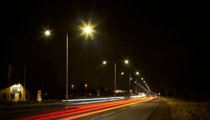 Trafikanter vil opleve, at lyset fra de nye LED-lamper er mere hvidt, end de er vant til. De gamle lys havde et gulligt skær. Foto: Verdo.