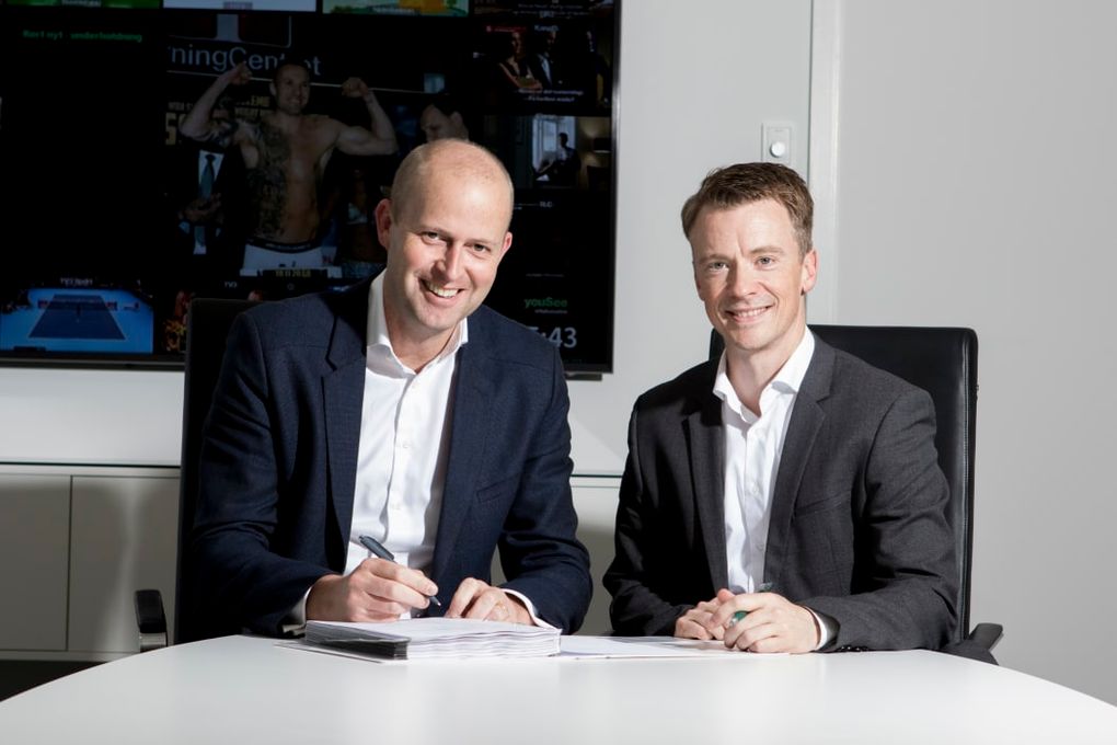 Jaap Postma, TDC Group-koncerndirektør (YouSee) og Søren Lindgaard, direktør i Eniig Fiber, underskriver samarbejdsaftalen.