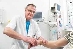OVERLÆGE MED ULYKKESPECIALE: Lars Binderup Larsen har igennem en årrække arbejdet som overlæge ved Ulykkes Analyse Gruppen på Odense Universitetshospital. Her har han oplevet, behandlet og analyseret mange trafikofre og fået øjnene op for, hvor vigtigt det er, at trafiksikkerheden forbedres i Danmark.