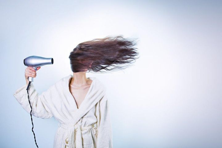 I efterårs- og vintermånederne vil flere opleve, at håret bliver ekstra tørt. Frostvejr går ind og tager fugt og vitaminer fra håret, og mange vil føle, at de får elektrisk hår i vinterhalvåret. Foto: PR.