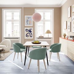 "Vores ambition været at skabe et design med små detaljer, der hæver bordets æstetik og gør det designmæssigt levedygtigt i mange år,", siger Line Nevers Krabbenhøft, Head of Design i Sofacompany.