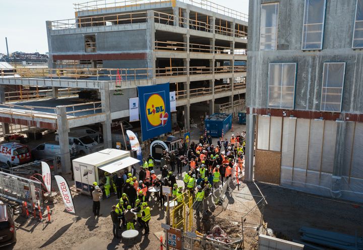 Torsdag den 21. april blev der holdt rejsegilde på Lidls nye hovedkontor ved Godsbanen i Aarhus. Det sidste betonelement er lagt, og nu kan næste fase af projektet begynde.