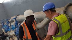 Krügers Adm. Dir. Leif Bentsen on site i Kafubu i løbet af projektet med at levere rent drikkevand og bedre sanitære forhold i Zambia