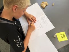 Varde Kommune har gennemført en læringscamp for fagligt udfordrede drenge, der netop har afsluttet 4. og 5. klasse. Med en uges intensiv undervisning sprang drengene 2,1 læringsår i læsning og 2,4 læringsår i matematik.