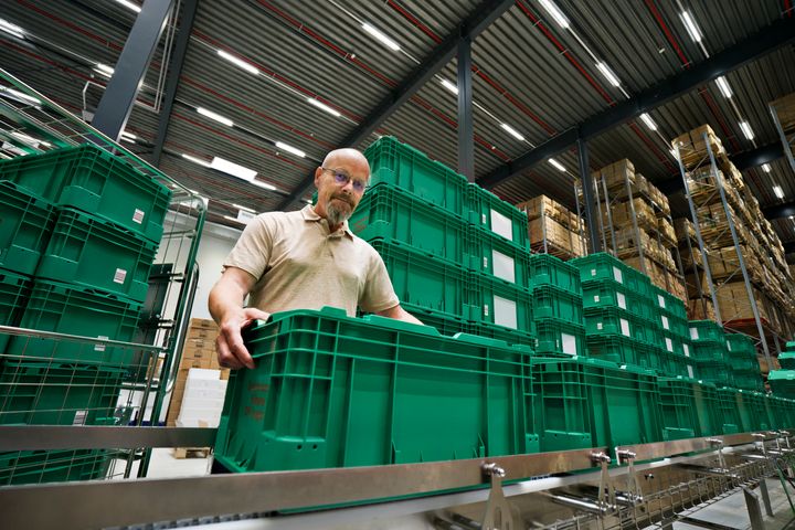 Projektchef Jens Møller fra DKI Logistics, der driver regionslagret i Horsens, pakker de kasser, der skal leveres på hospitalerne i Region Midtjylland.  Foto: Niels Åge Skovbo