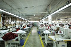 Tekstilfabrik i Addis Ababa. Op mod 80 procent af arbejdsstyrken i tekstilindustrien er kvinder, og på fabrikken i Addis Ababa arbejdes der med at styrke kvinders rettigheder. Foto: Solidaridad