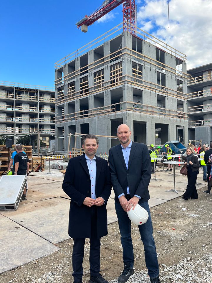 Frederiksbergs borgmester Micheal Vindfeldt (t.v.) og Olli Fischer, Head of Investments, NREP, ved rejsegilde for Rolighedsvej Bycampus. (foto: NREP)