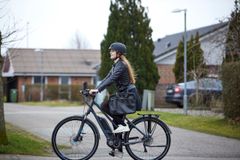 Mange yngre kvinder køber elcykler som reelt alternativ til motorkøretøjer. I stedet for at købe bil nummer to er der mange, der investerer i en elcykel, hvor det i dag er nemt at tilbagelægge adskillige kilometer uden at blive svedig. Foto: PR