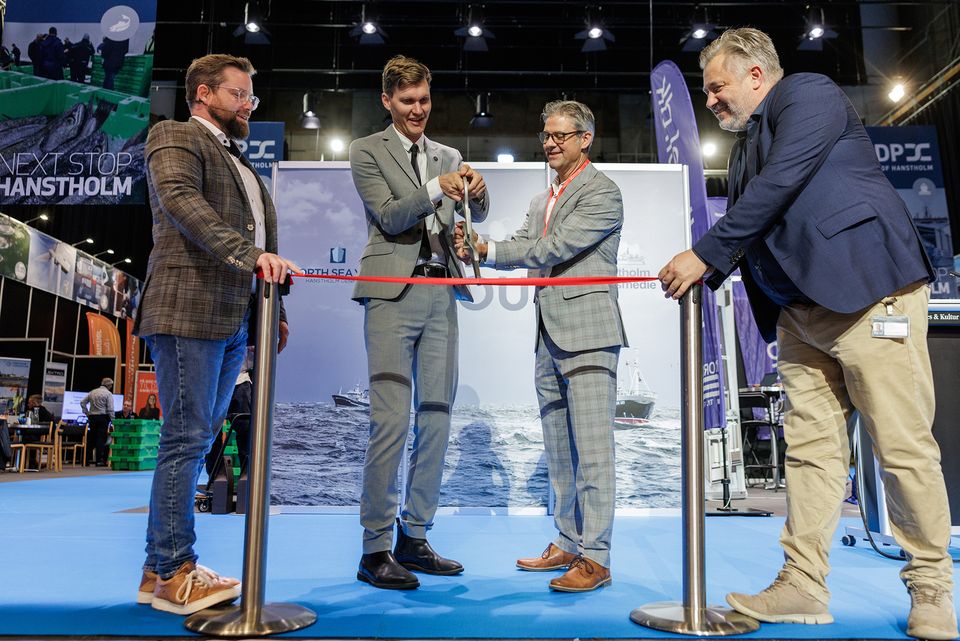 Åbningen af DanFish International, AKKC-direktør Nicolaj Holm, borgmester Lasse Frimand Jensen, CEO i Danish Export Sebastian Schwarz og Lars Rønnov, CCO i AKKC (mindre)
