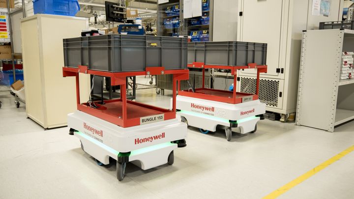 Ved at bruge MiR-robotterne har Honeywell frigjort seks fuldtidsmedarbejdere, der kan producere mere og gøre produktionslinjen mere effektiv.