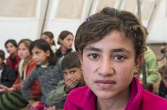 12-årige Alifa flygtede op på Sinjar-bjerget sammen med sin familie, da krigere fra Islamisk Stat indtog hendes by, Sinjar. ”Vi flygtede om natten, da vi hørte rygter om, at Islamisk Stat havde gjort onde ting ved andre yezidier”, fortæller hun. Nu hjælpes hun tilbage til en normal hverdag i Mission Østs børnevenlige område på Sinjar-bjerget.