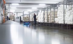 Tekstilproducenten Florisa i Brasilien har optimeret hele deres interne transport af tonstunge bure med tekstilruller. Nu sørger en flåde af MiR1000-robotter for at levere de rette materialer til bearbejdning på den rette etage og lokation. Dette har løst en lang række udfordringer på fabrikken.