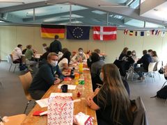 Næstved Gymnasium og HF fik i efteråret 2021 øget kvaliteten af deres undervisning ved at integrere 5 kultKIT-projekter i deres semesterplaner. På billedet ses 3'gere gennemføre en workshop med elever fra Thomas-Mann-Schule i Lübeck.
Foto: Næstved Gymnasium og HF