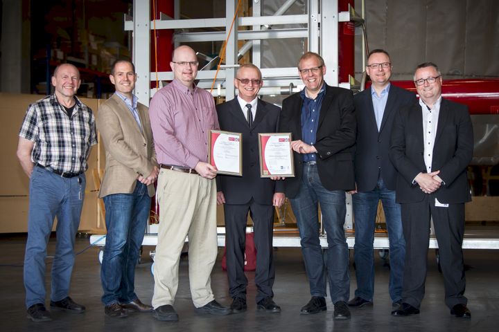 Stolt ledelsesteam modtager certifikatet fra Bureau Veritas Certification. Fra venstre: Torben Bech, CTO Søren Find Madsen, CPO Thomas Holm Krogh, Aerospace Auditor Tom Christensen, CEO Kim Bertelsen, CFO Jens Kristensen, CSO Michael Ariel Nielsen. Foto: Jimmi Kallesøe.