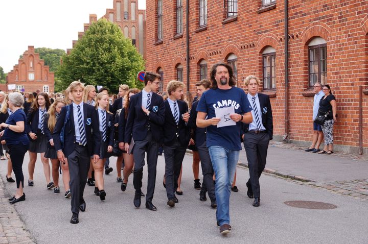 Lektor Karsten Nielsen tager imod 1.a og leder dem til deres nye klasselokale. Foto: Herlufsholm Skole