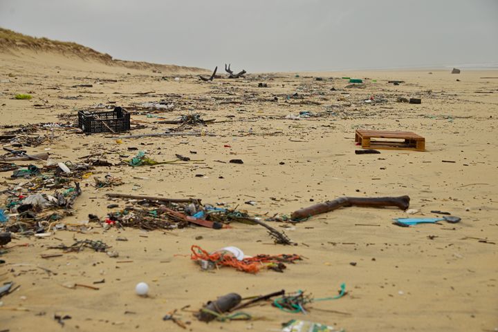 Plastikaffald fra strandene Murciaregionen i Spanien har gennem danske Hexa-Cover fået nyt liv, og beskytter nu områdets vandforsyning i form af flydebrikker. Foto: PR.