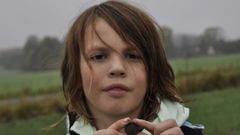 11-årige Henrik Larsen fandt denne møntlignende metalgenstand, da han i efterårsferien prøvede at gå med detektor. Nu bliver den sendt ind til Nationalmuseet, som skal give svar på, om den er danefæ. Foto: ROMU