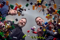 Kreditering: Søren Kjeldgaard. Fra venstre mod højre: kemiingeniør og ph.d.-studerende Emil Andersen, lektor ved institut for ingeniørvidenskab Mogens Hinge, senior projektleder ved LEGO René Mikkelsen.