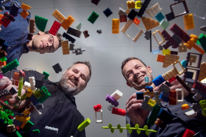 Kreditering: Søren Kjeldgaard. Fra venstre mod højre: kemiingeniør og ph.d.-studerende Emil Andersen, lektor ved institut for ingeniørvidenskab Mogens Hinge, senior projektleder ved LEGO René Mikkelsen.